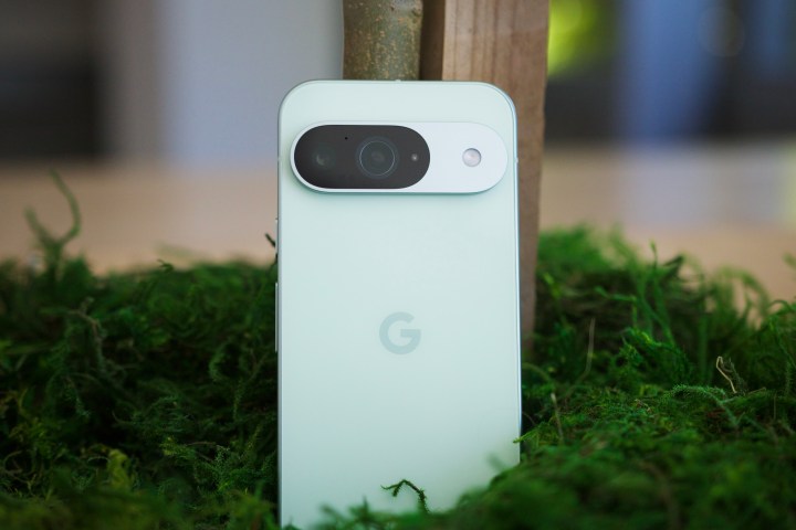 El Google Pixel 9 sentado en posición vertical.